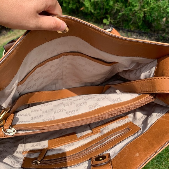 MICHAEL KORS Brown Leather Tote with Hold Chain - Picture 7 of 12